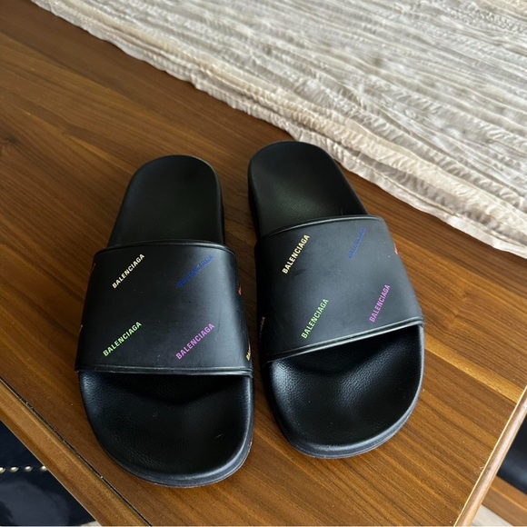 Balenciaga Slides - Picture 1 of 3